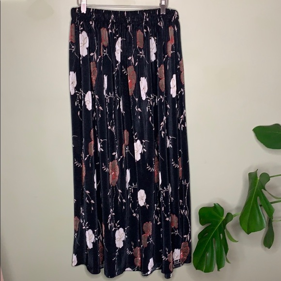 3/$25 slinky floral maxi skirt witchy